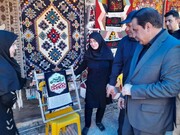 خلق گلیم یاد شهدا توسط بانوی هنرمند ایلامی در بازدید استاندار از نمایشگاه صنایع‌دستی اربعین