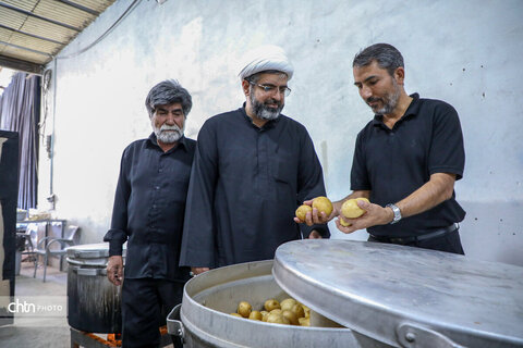 خدمت‌رسانی موکب خاتم‌الانبیاء به زائران اربعین در روستای رباط‌میل اراک