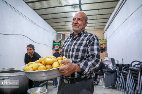 خدمت‌رسانی موکب خاتم‌الانبیاء به زائران اربعین در روستای رباط‌میل اراک