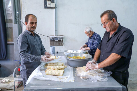 خدمت‌رسانی موکب خاتم‌الانبیاء به زائران اربعین در روستای رباط‌میل اراک