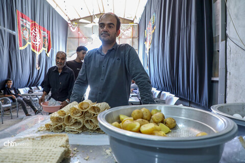 خدمت‌رسانی موکب خاتم‌الانبیاء به زائران اربعین در روستای رباط‌میل اراک