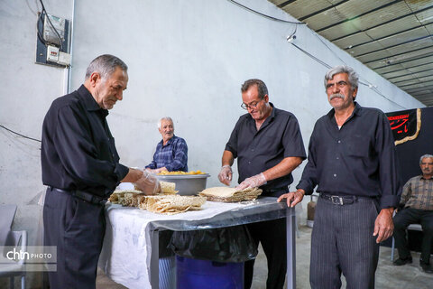 خدمت‌رسانی موکب خاتم‌الانبیاء به زائران اربعین در روستای رباط‌میل اراک