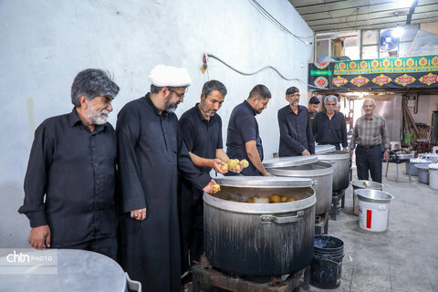 خدمت‌رسانی موکب خاتم‌الانبیاء به زائران اربعین در روستای رباط‌میل اراک