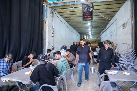 خدمت‌رسانی موکب خاتم‌الانبیاء به زائران اربعین در روستای رباط‌میل اراک