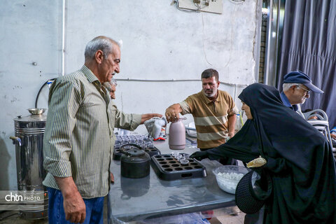 خدمت‌رسانی موکب خاتم‌الانبیاء به زائران اربعین در روستای رباط‌میل اراک