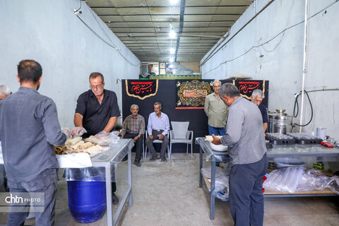 خدمت‌رسانی موکب خاتم‌الانبیاء به زائران اربعین در روستای رباط‌میل اراک