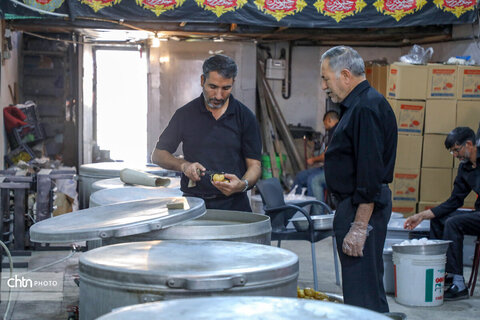 خدمت‌رسانی موکب خاتم‌الانبیاء به زائران اربعین در روستای رباط‌میل اراک