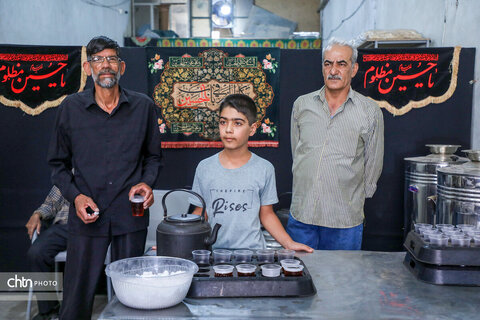 خدمت‌رسانی موکب خاتم‌الانبیاء به زائران اربعین در روستای رباط‌میل اراک