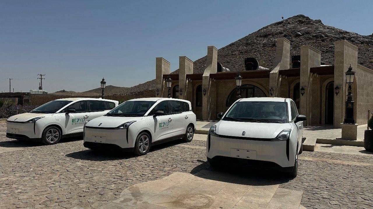 افتتاح ناوگان تاکسیهای برقی مجتمع گردشگری دشت عمادبا حضور معاون رئیس جمهوری