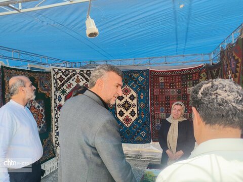 بازدید معاون هماهنگی امور اقتصادی استانداری ایلام از نمایشگاه صنایع‌دستی اربعین در شهر ایلام