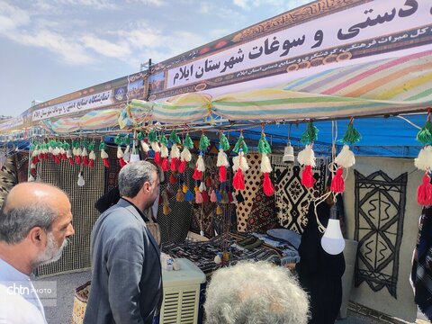 بازدید معاون هماهنگی امور اقتصادی استانداری ایلام از نمایشگاه صنایع‌دستی اربعین در شهر ایلام