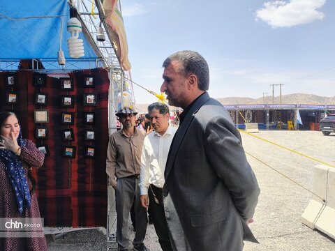 بازدید معاون هماهنگی امور اقتصادی استانداری ایلام از نمایشگاه صنایع‌دستی اربعین در شهر ایلام