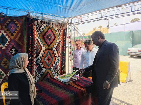 بازدید معاون هماهنگی امور اقتصادی استانداری ایلام از نمایشگاه صنایع‌دستی اربعین در شهر ایلام