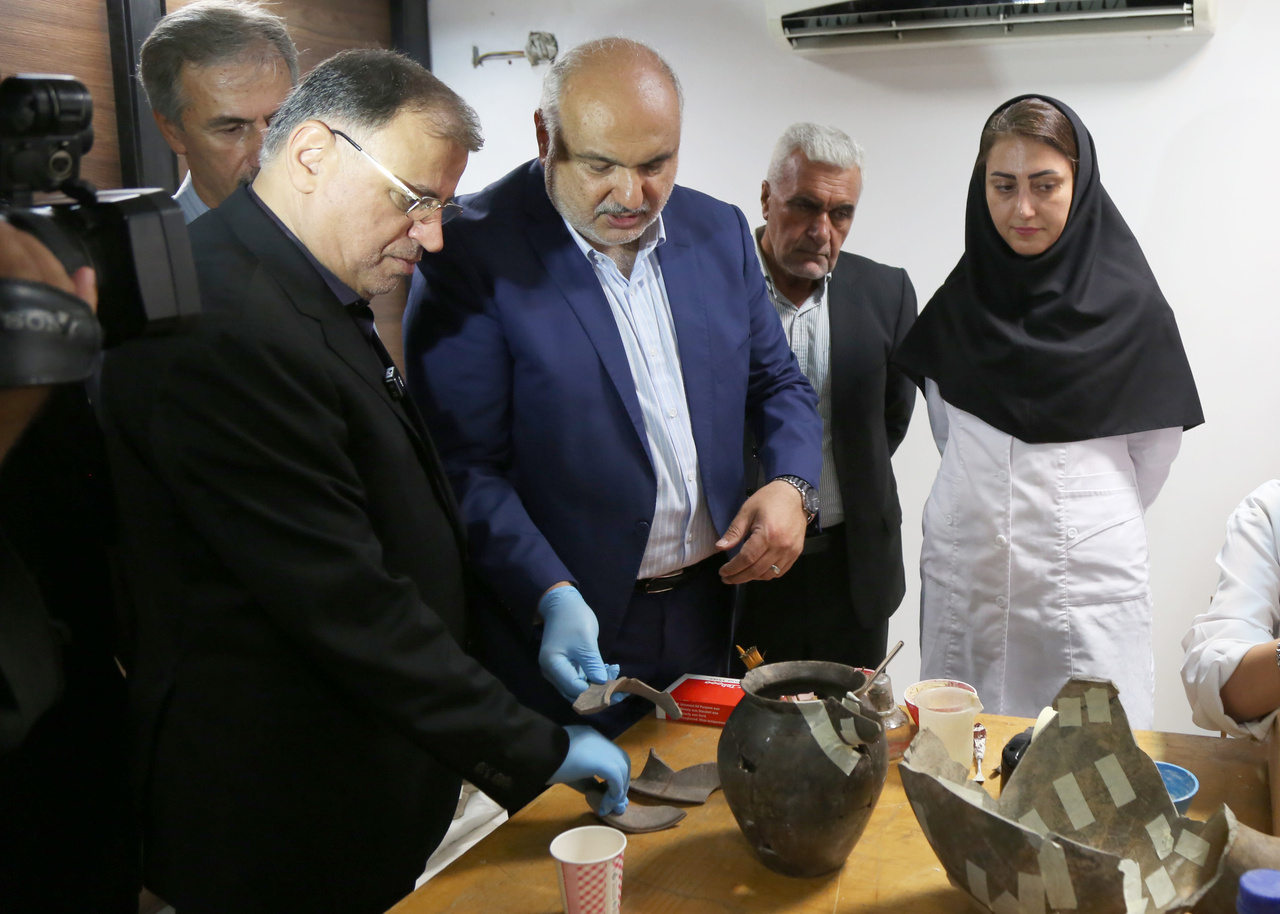 بازدید استاندار گلستان از روند مرمت اشیای حاصل از کاوش در مناطق کوهستانی استان