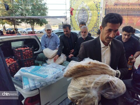 کارکنان میراث‌فرهنگی لرستان نذورات خود را به موکب پذیرایی زائران اربعین اهدا کردند