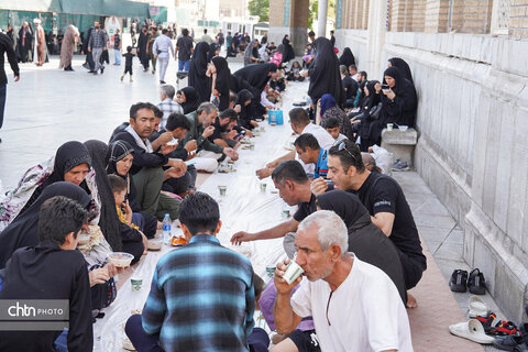 عزاداران اربعینی حسینی(ع) در حرم مطهر بانوی کرامت(س) قم