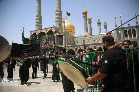 عزاداران اربعینی حسینی(ع) در حرم مطهر بانوی کرامت(س) قم