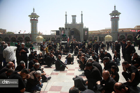 عزاداران اربعینی حسینی(ع) در حرم مطهر بانوی کرامت(س) قم