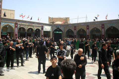 عزاداران اربعینی حسینی(ع) در حرم مطهر بانوی کرامت(س) قم