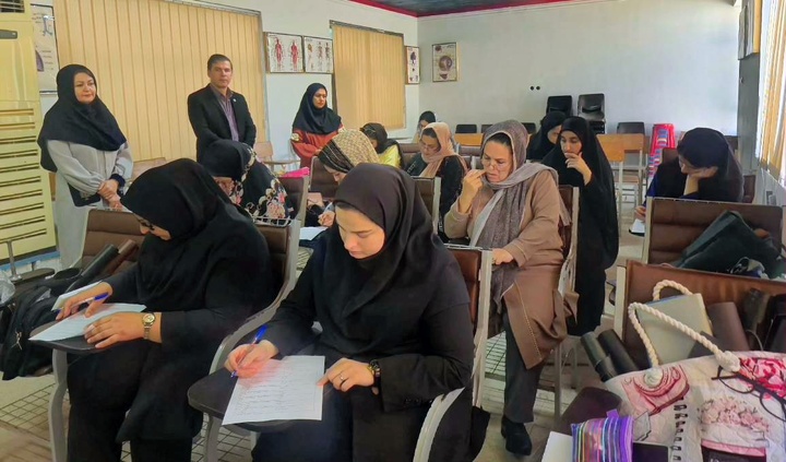 دوره رایگان تولیدات چرمی دست‌دوز با هدف توانمندسازی و توسعه مشاغل خانگی در صومعه‌سرا برگزار شد