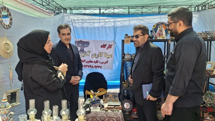 بازدید نماینده وزارت میراث‌فرهنگی از غرفه‌های صنایع‌دستی ویژه اربعین در کرمانشاه