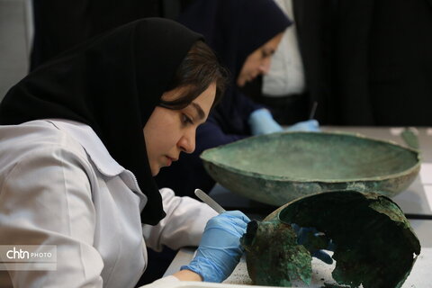 بازدید استاندار گلستان از روند مرمت اشیای حاصل از کاوش محوطه کاروان‌زمین علی‌آبادکتول