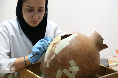 بازدید استاندار گلستان از روند مرمت اشیای حاصل از کاوش محوطه کاروان‌زمین علی‌آبادکتول