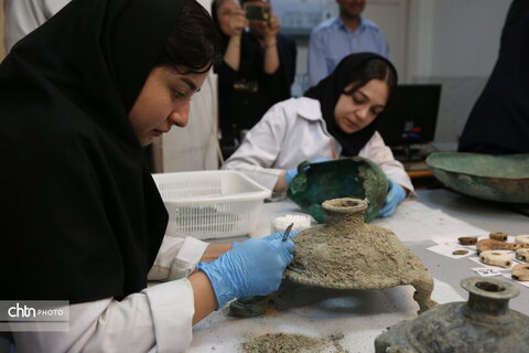 بازدید استاندار گلستان از روند مرمت اشیای حاصل از کاوش محوطه کاروان‌زمین علی‌آبادکتول