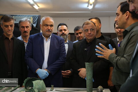 بازدید استاندار گلستان از روند مرمت اشیای حاصل از کاوش محوطه کاروان‌زمین علی‌آبادکتول