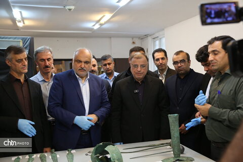 بازدید استاندار گلستان از روند مرمت اشیای حاصل از کاوش محوطه کاروان‌زمین علی‌آبادکتول