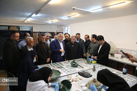 بازدید استاندار گلستان از روند مرمت اشیای حاصل از کاوش محوطه کاروان‌زمین علی‌آبادکتول