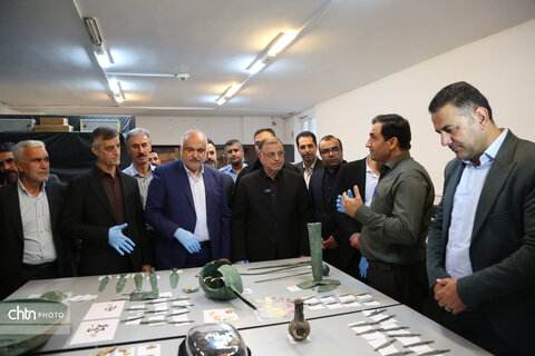 بازدید استاندار گلستان از روند مرمت اشیای حاصل از کاوش محوطه کاروان‌زمین علی‌آبادکتول