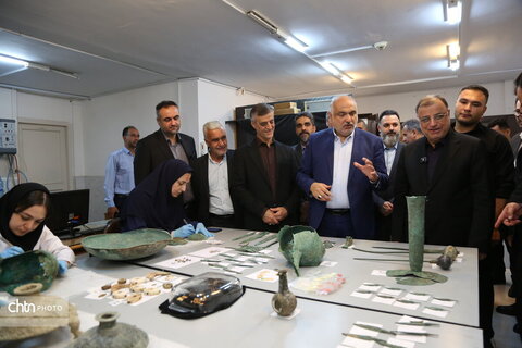 بازدید استاندار گلستان از روند مرمت اشیای حاصل از کاوش محوطه کاروان‌زمین علی‌آبادکتول