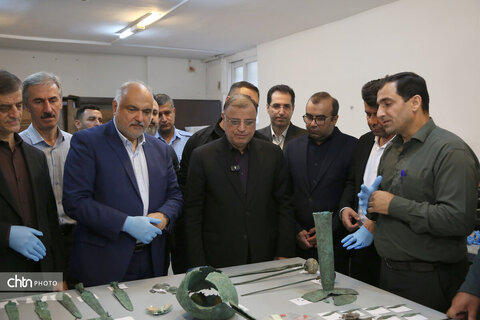 بازدید استاندار گلستان از روند مرمت اشیای حاصل از کاوش محوطه کاروان‌زمین علی‌آبادکتول