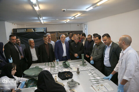 بازدید استاندار گلستان از روند مرمت اشیای حاصل از کاوش محوطه کاروان‌زمین علی‌آبادکتول