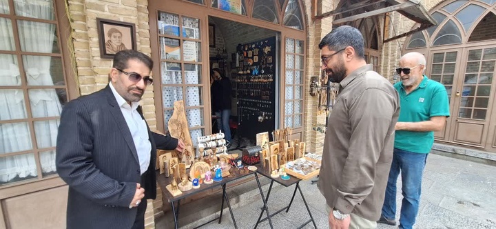 نماینده وزارت میراث‌فرهنگی از خانه صنایع‌دستی و تکیه معاون الملک کرمانشاه بازدید کرد