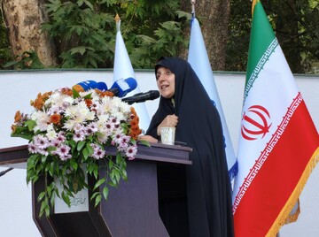 زن در جهانِ فرشچیان، از موضوع تصویر به «روح طبیعت و مظهر رویش» ارتقا یافته است
