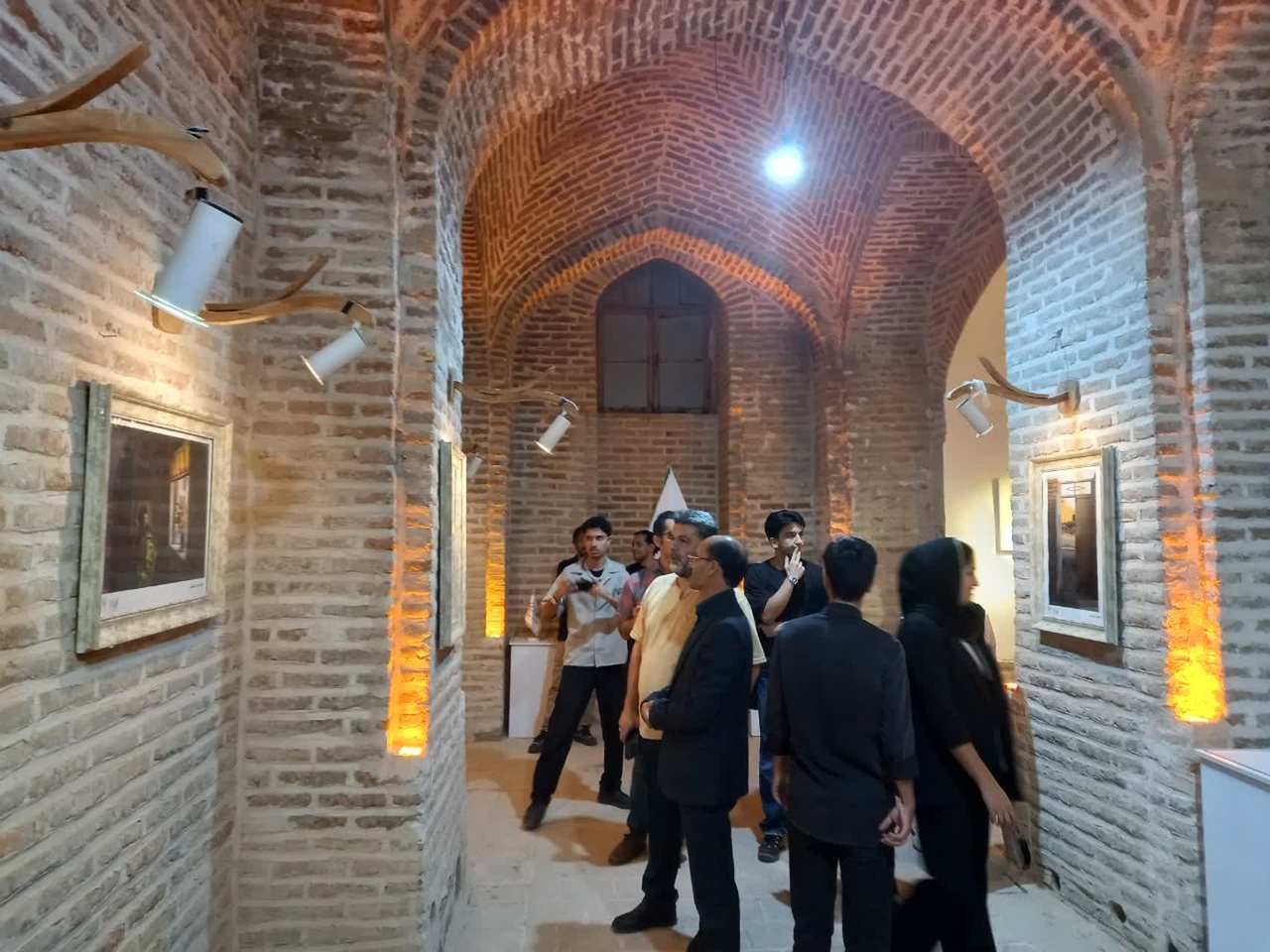 نمایشگاه عکس روایت عاشقی در مجموعه تاریخی قطب‌الدین حیدر تربت حیدریه برپا شد