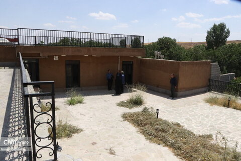 بازدید مدیرکل میراث فرهنگی آذربایجان شذقی از خانه پدری استاد شهریار در بستان آباد