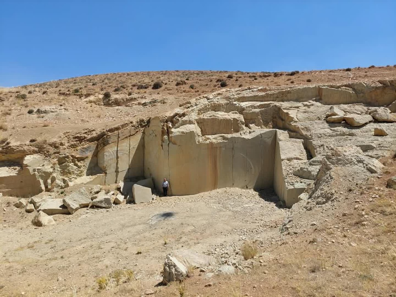 بازدید از معدن قدیمی سلطانیه برای بررسی تأمین سنگ مرمت ارگ تاریخی