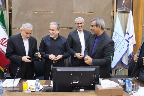 نشست تخصصی  مشترک سرمایه‌گذاران گردشگری و صنایع دستی خراسان رضویبا حضور وزرای میراث فرهنگی، گردشگری و صنایع دستی، امور خارجه، اقتصاد و دارایی و استاندار خراسان رضوی در مشهد