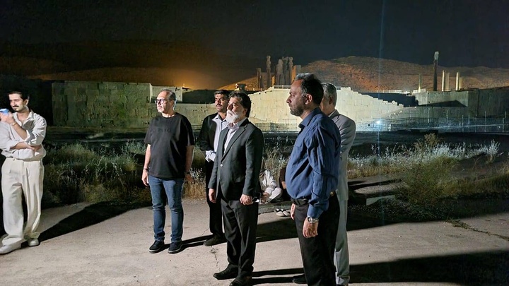 آسمان تخت جمشید میزبان بارش شهابی شد/ تور رصد شبانه در میراث جهانی برگزار شد
