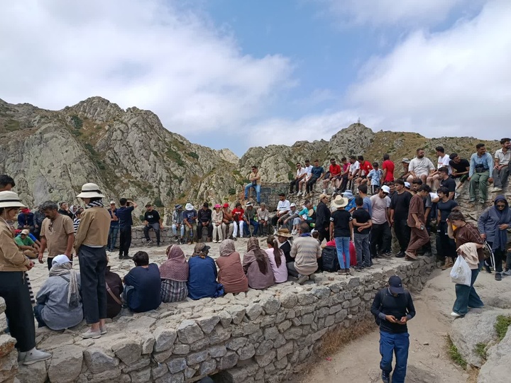 افزایش چشمگیر حضور گردشگران در کلیبر/ استقرار تیم‌های مراقبت و راهنمایی گردشگران در مسیر قلعه بابک