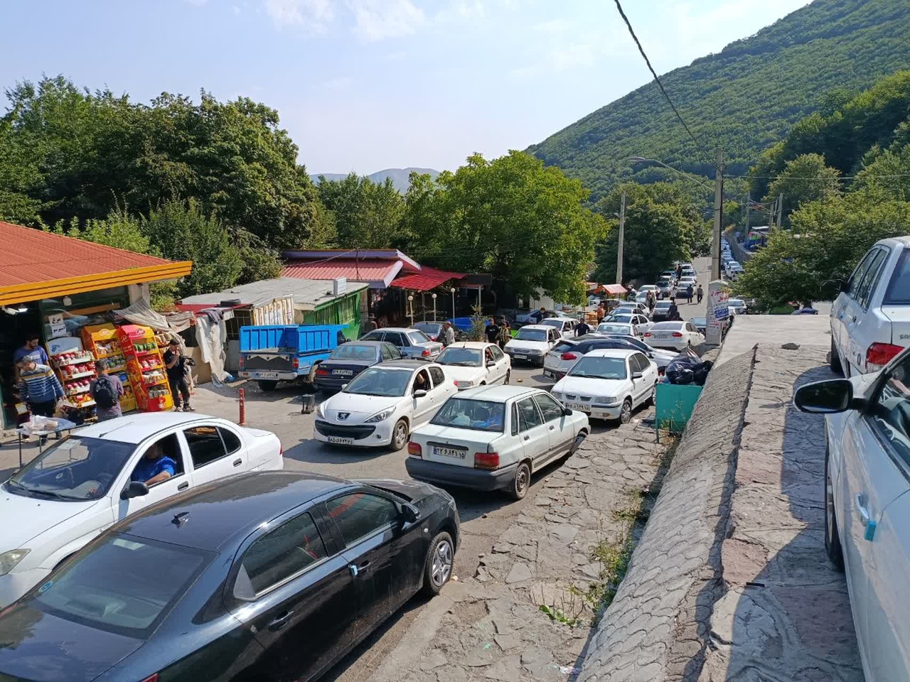استقرار تیمهای راهنما در مسیر قلعه بابک با افزایش حضور گردشگران