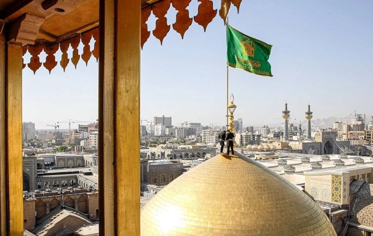 پرچم گنبد و پوش ضریح مطهر در سوم ربیع‌الاول تعویض شد