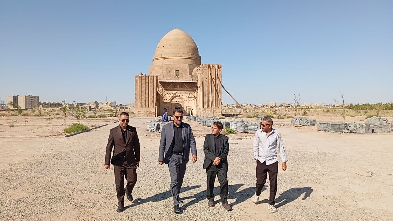 آغاز سنگ‌فرش ۴۶۰۰ مترمربعی محوطه مقبره تاریخی بابا لقمان سرخس