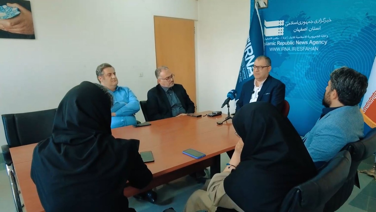 دیدار مدیرکل میراث فرهنگی استان اصفهان با خبرنگاران و کارکنان خبرگزاری ایرنا به مناسبت روز جهانی خبرنگار