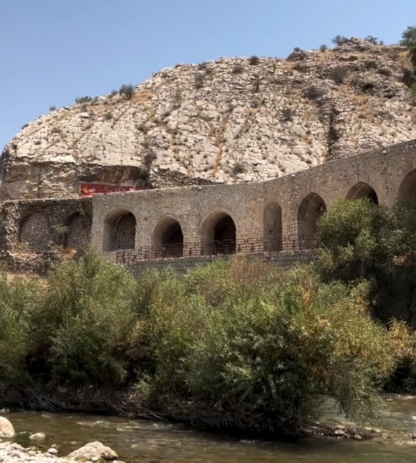 پلی که ۱۳ دهانه‌اش، ۱۳ قرن خاطره را در خود جای داده