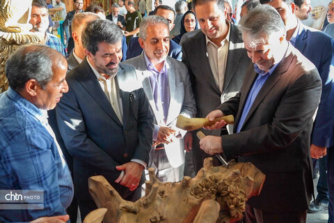 بازدید استاندار همدان از هجدهمین نمایشگاه سراسری صنایع‌دستی