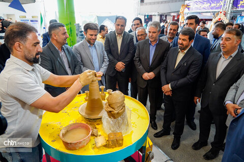 بازدید استاندار همدان از هجدهمین نمایشگاه سراسری صنایع‌دستی